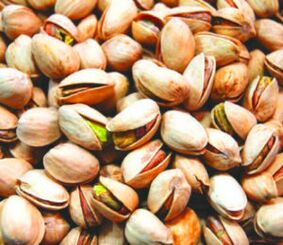 Pistachios are nuts that have a good effect in regulating sweat in men.