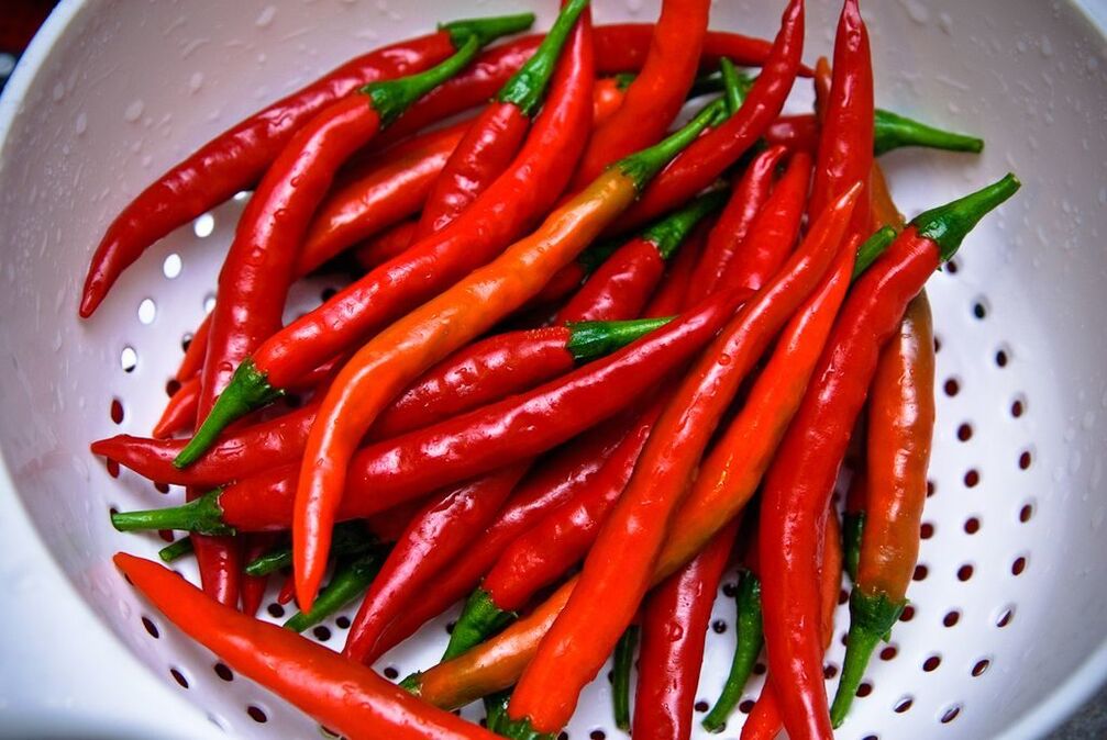 Hot peppers should be added to dishes in small quantities and fresh.